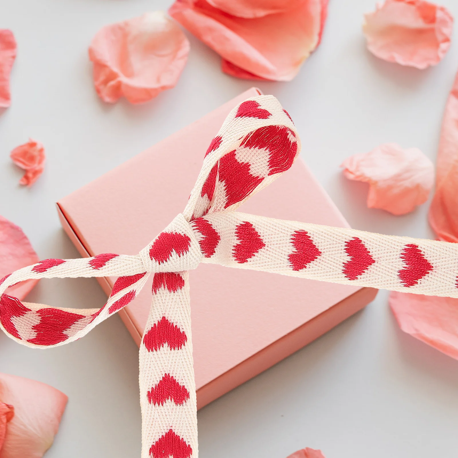 

1 Roll Heart Embroidered 2.5Cm Wide Craft For Gift Wrapping Bouquet Diy Fabric Ribbon Wear-Resistant Package Ribbon Festival