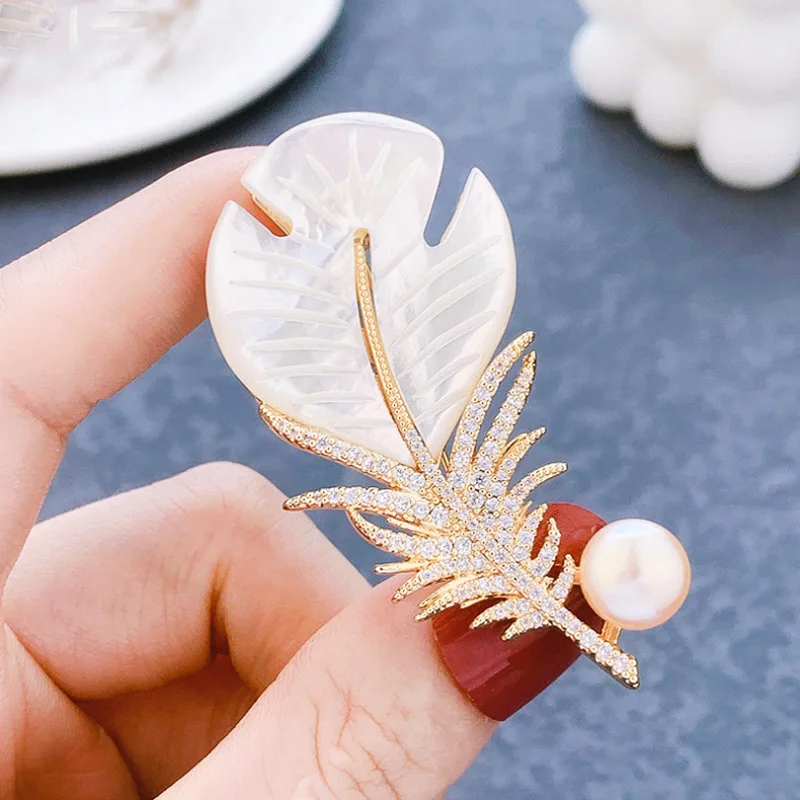 

Luxury Retro European American Fashion Feather Brooch Titanium Steel Micro-Inlaid Zircon with Natural Pearl Exaggerated Design