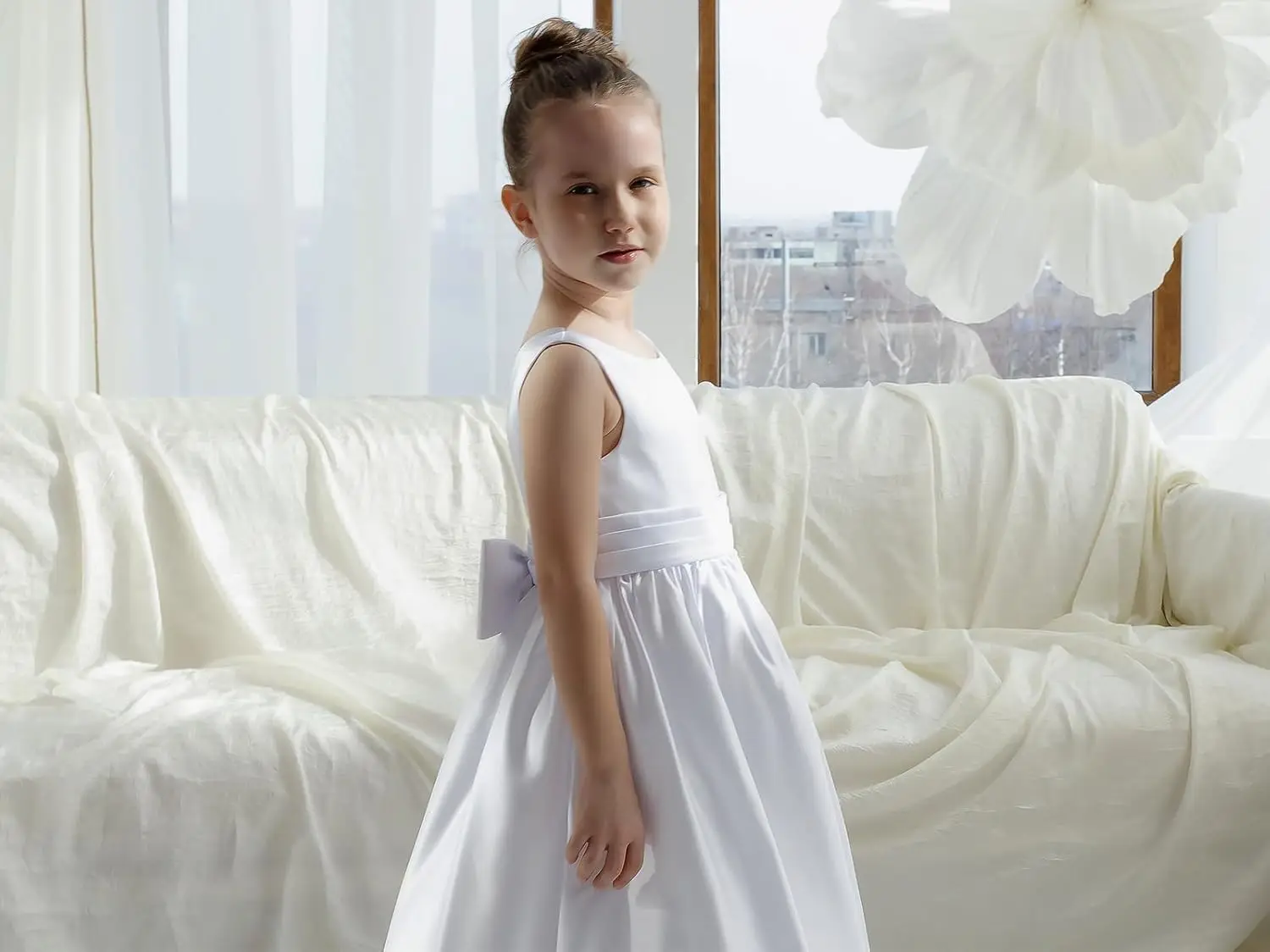 결혼식을위한 보우 매듭 꽃 소녀 드레스 새틴 민소매 드레스 크루 넥 공주 저녁 파티 긴 볼 가운 소녀 드레스