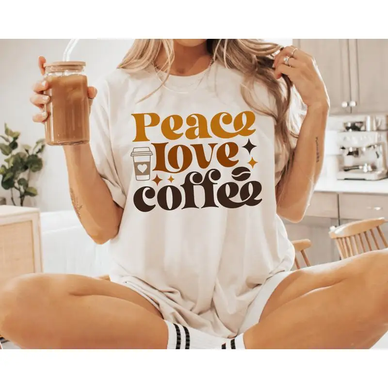 

Футболка Peace Love Coffee Lover с кофеином, забавная женская одежда Foodie для нее