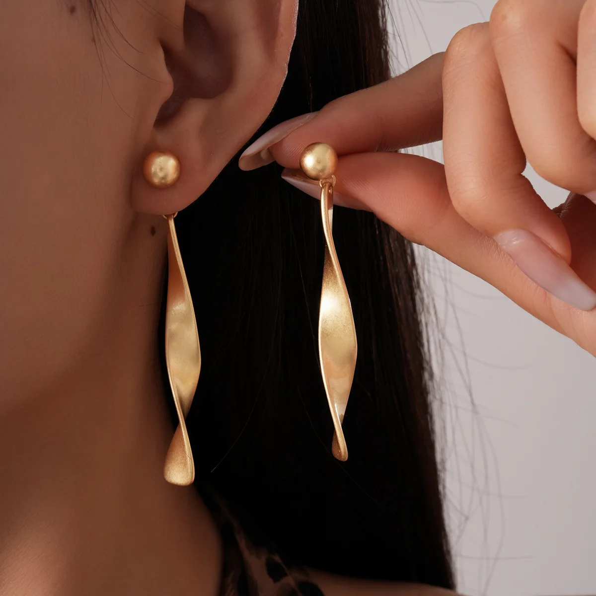 

1 Pair of Trendy Stylish Golden Dangle Earrings Twisted Drawing Design Match Daily Outfits Party Accessories Fashionable Stuff