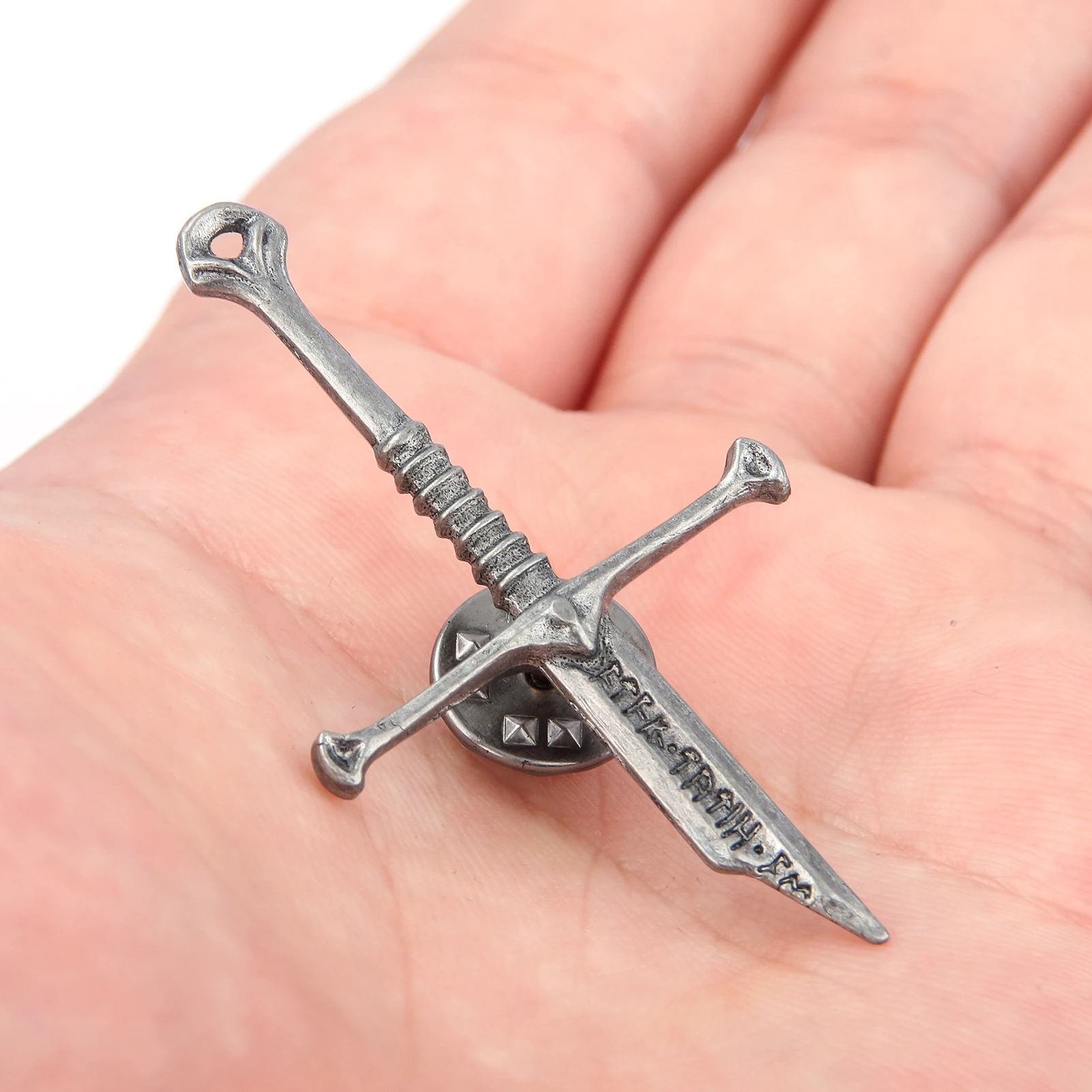 Lord of the Narsil Broken Sword Brooches Necklace Pendant Movie Aragorn Metal Sword Cosplay Props For Men Women Bag Jewelry Gift