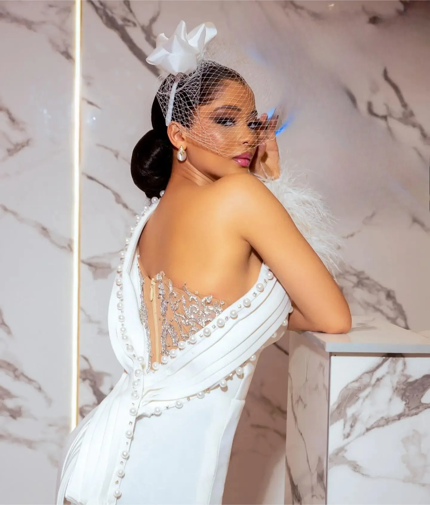 Customized 2026 New One Shoulder Feather Design Short Wedding Dress Sparkling Pearl Decor African Bridal Gown Vestidos Robes
