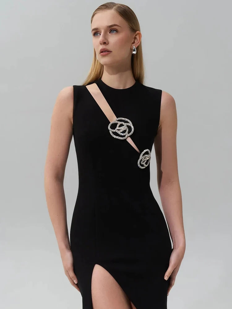 VC sofisticado vestido preto sem mangas recortado com detalhes em cristal e fenda alta para eventos sofisticados