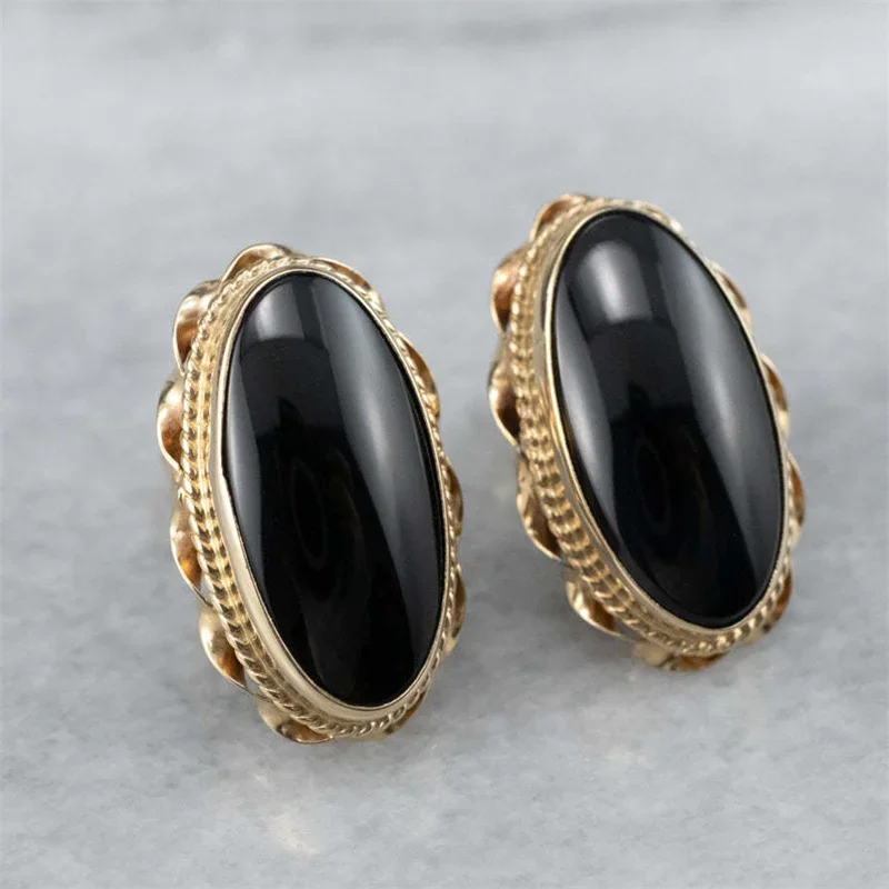 

Retro and Elegant Oval Inlaid Black Stone and Gold Color Metal Carved Pattern Earrings for Women Fashionable Jewelry Accessories