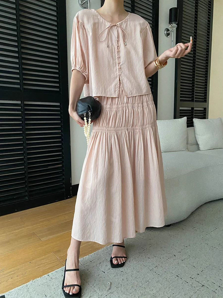 Sommerliches Damen-Set: Lässiges, einfarbiges, französisches Spitzenhemd mit kurzen Ärmeln und plissiertem, elastischem Rock mit hoher Taille – Detail 27
