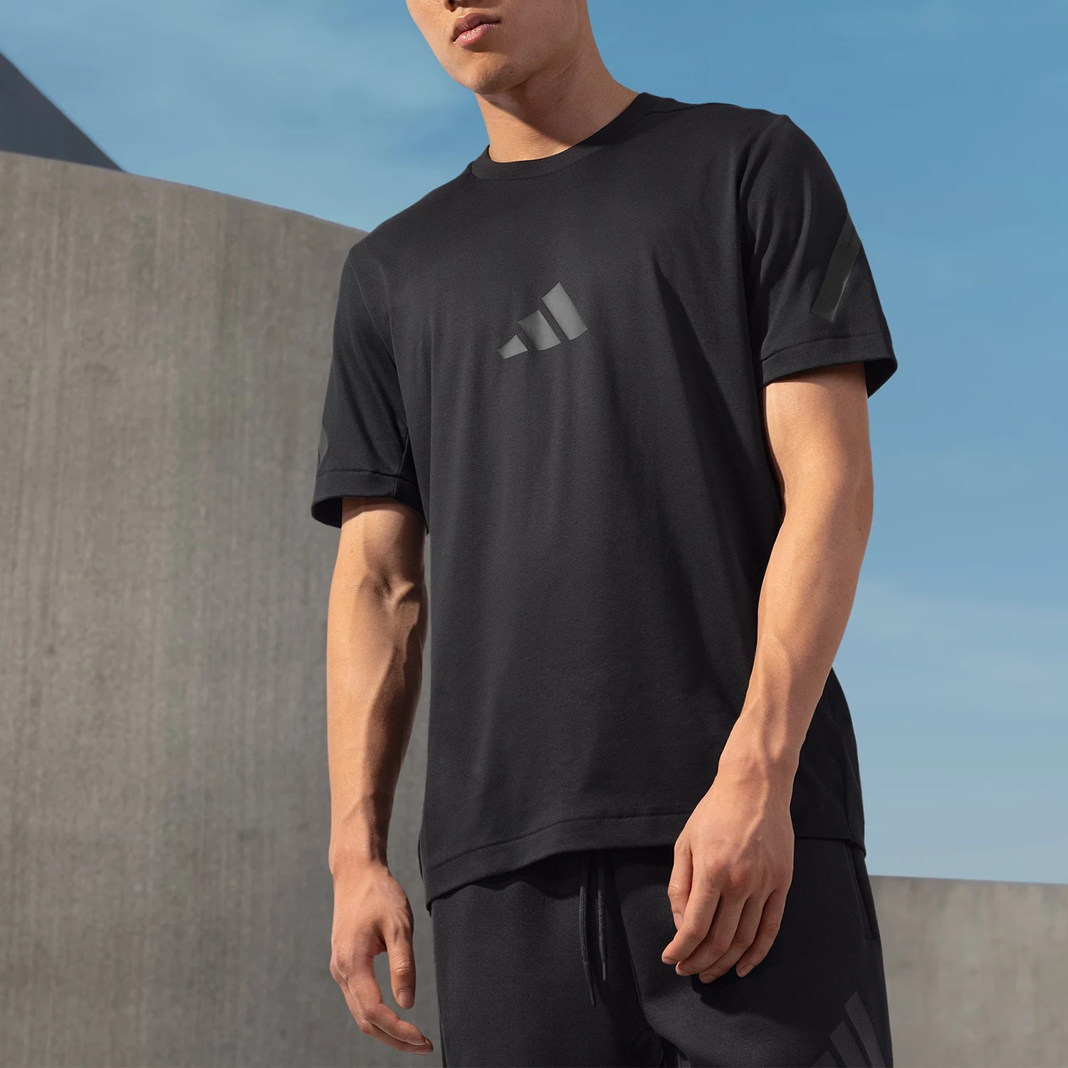 

Adidas Genuine 2024 New Men's Round Neck Minimalist Lightweight T-Shirt JE3069