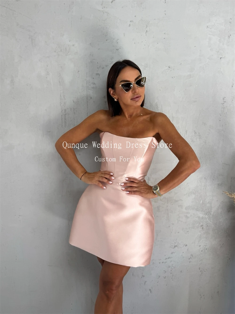 Qunque 짧은 새틴 댄스 파티 드레스 섹시한 끈이 없는 미니 홈 커밍 드레스 칵테일 파티 가운 코르셋 백 로브 드 소와레 맞춤형