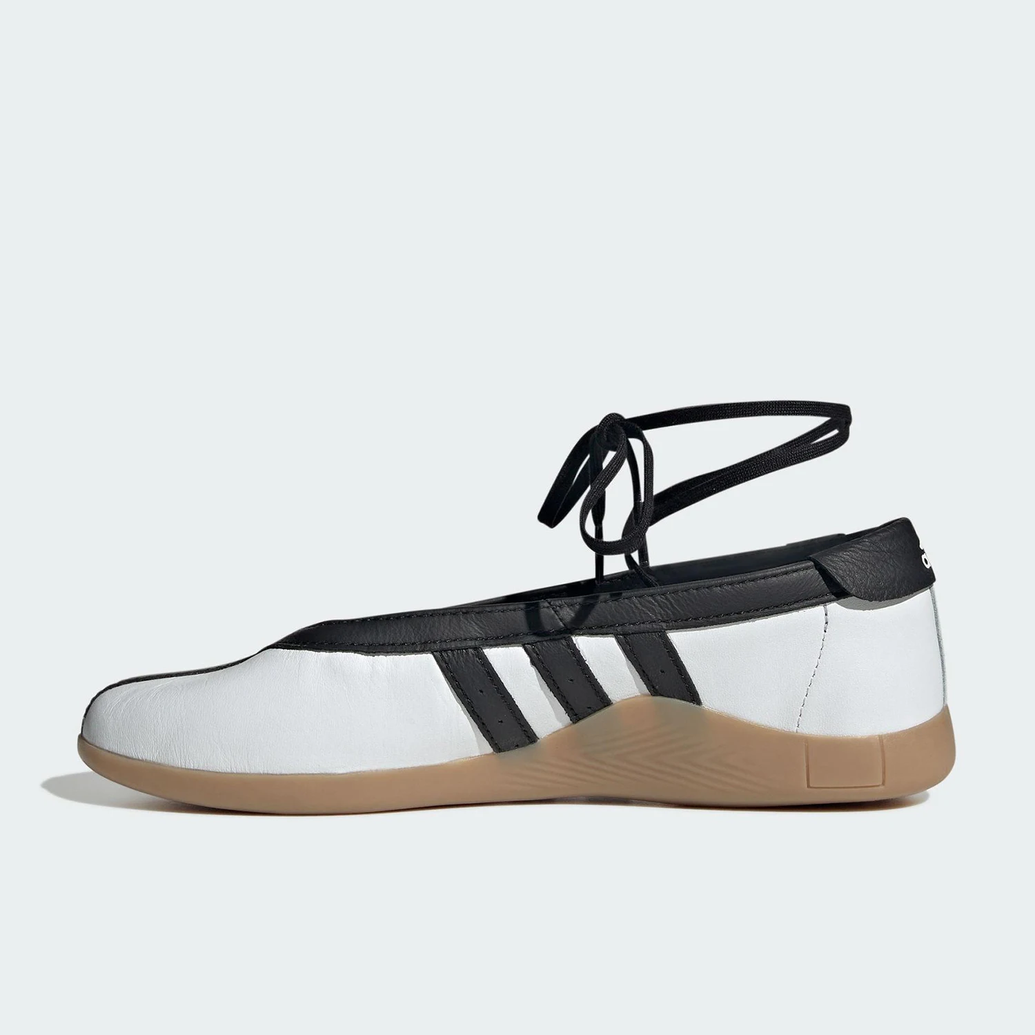 حذاء باليه نسائي رسمي من Adidas ذو نعل رفيع ورباط JR7030
