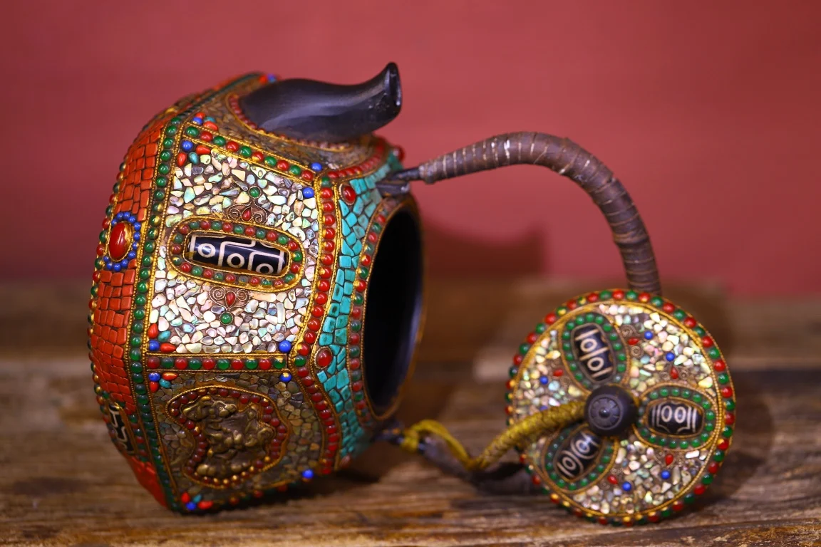 

9"Tibetan Temple Collection Old Tiantie Painted Mosaic Gem gZi Beads Shell Hexagonal Butter Garuda Dhwaja Kettle Teapot