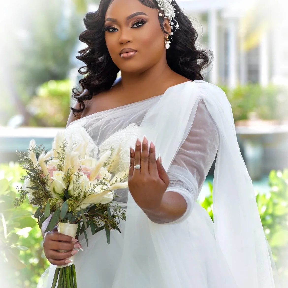 ชุดแต่งงานแบบไหล่เดียวผ่าสูงเหนือเข่าทรงเอไลน์ยาวกรอมพื้นผ้าทูลล์สำหรับงานแต่งงานสั่งตัดได้