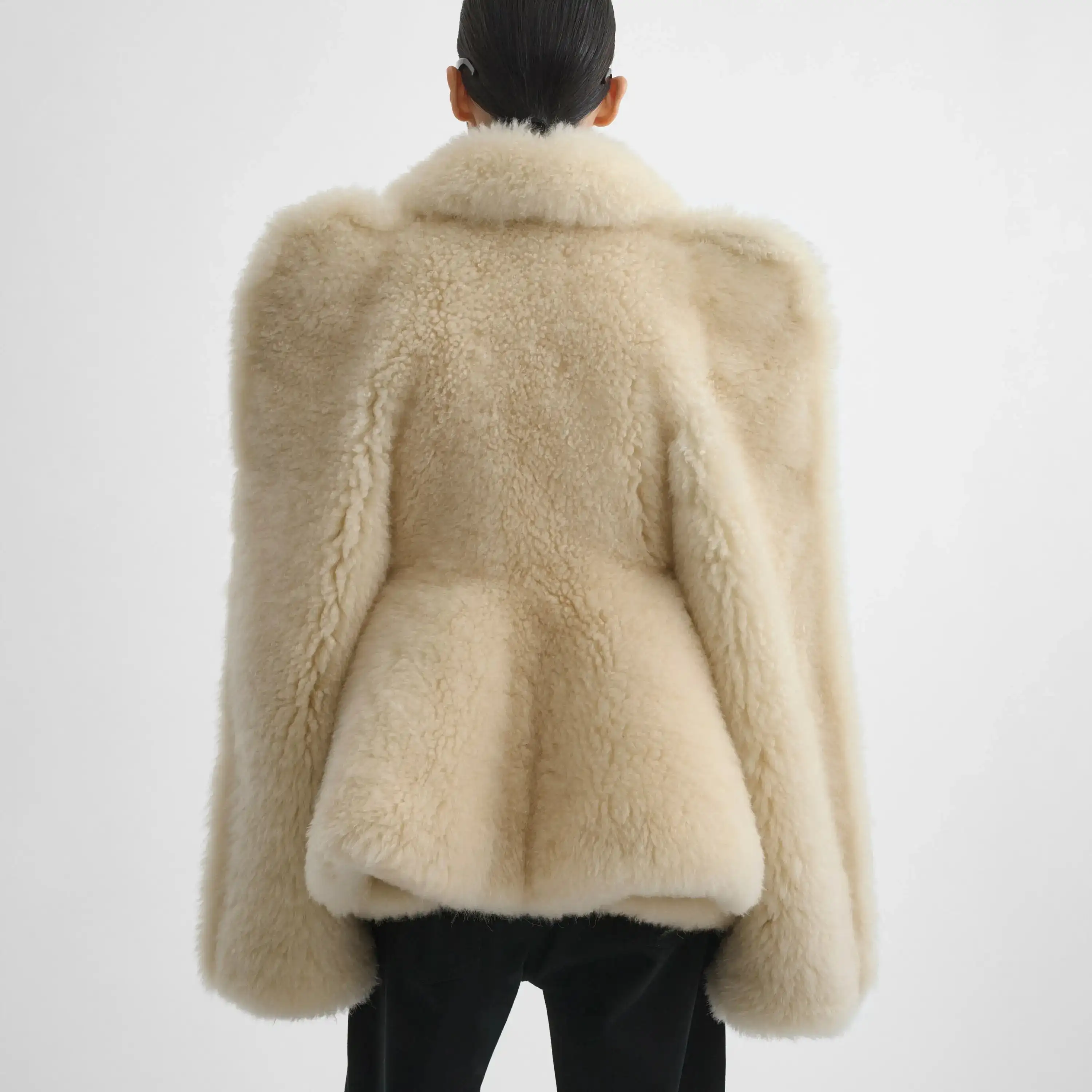 يتم إصدار النمط الجديد من معطف الفرو غير الرسمي والعصري لملابس النساء في المقدمة. معطف فيبي فيلو عالي الجودة