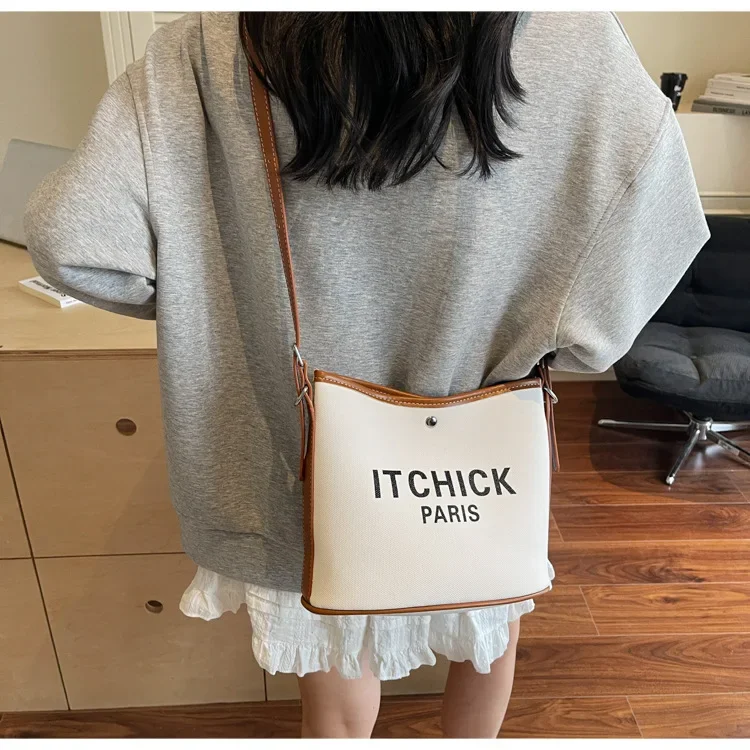 

2025 New! Girls' Versatile Casual Messenger Bag for Women - Niche Trend Crossborder Shoulder Handbag