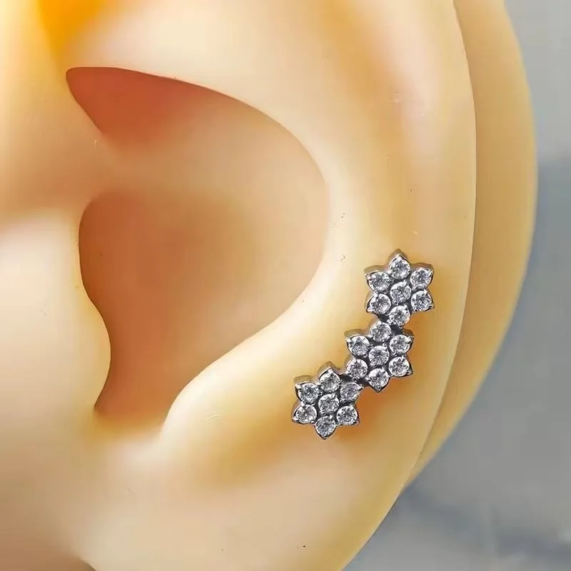 ASTM F136 Titan Dreifach-CZ-Blumencluster Labret mit Innengewinde für Tragus, Monroe, Knorpel – Detail 9
