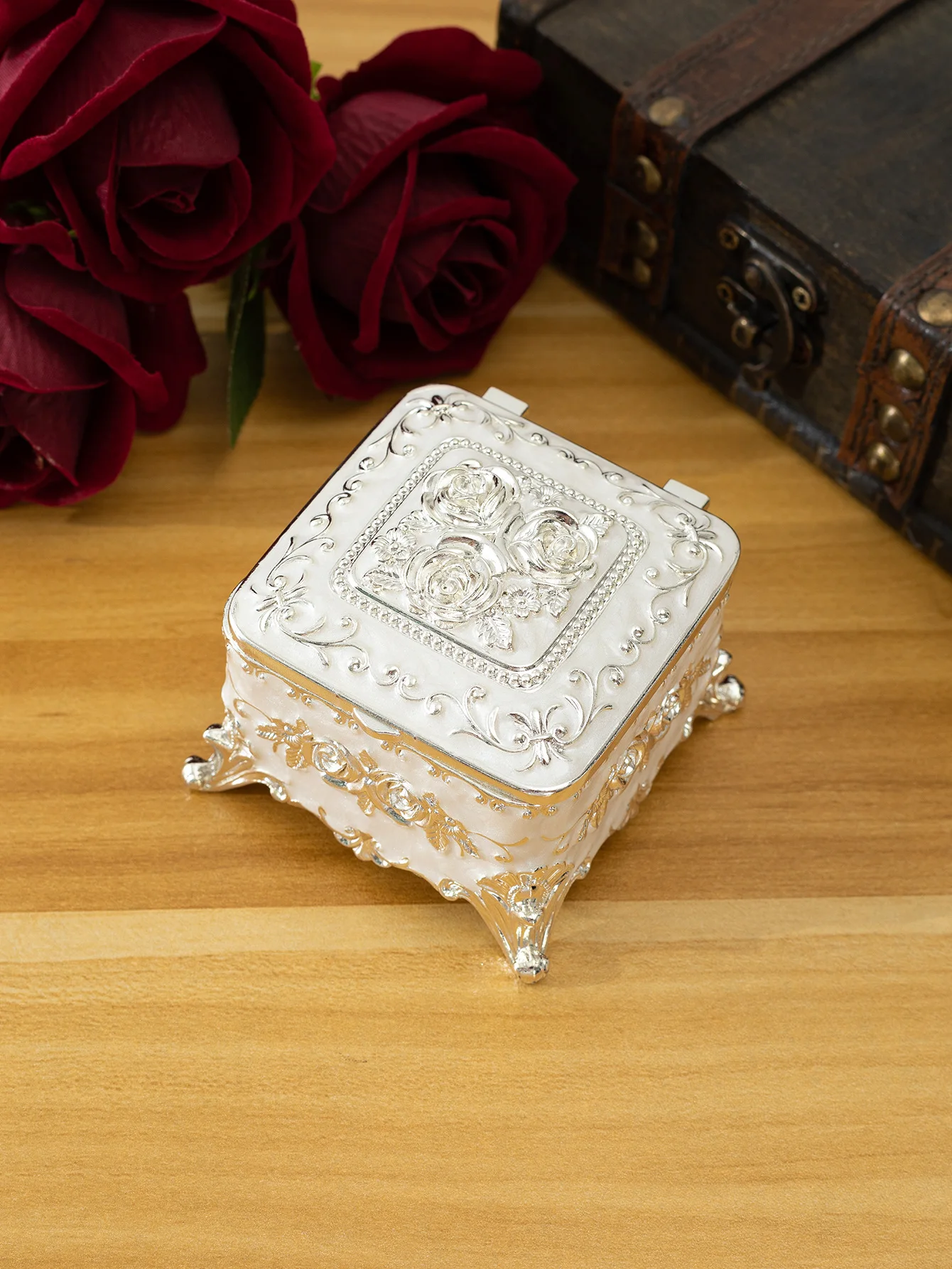 Metal Creative European Vintage Jewelry Gold-plated Hand-painted Box Small High-end Rose Jewelry Storage Box Cotton Swab Box Val