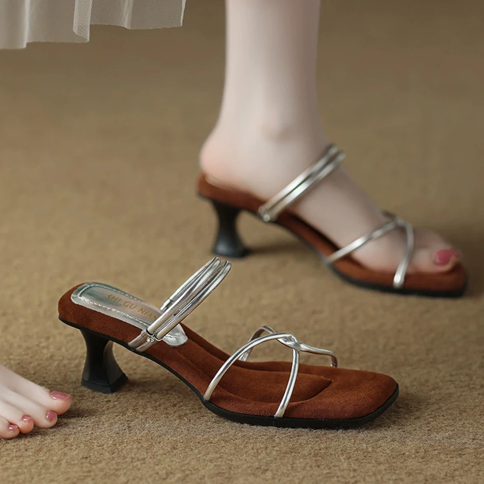 

Женская обувь для двух видов одежды, модные и не терящие сандалии, женские туфли и тапочки на тонком каблуке нового стиля лета 2025 года.