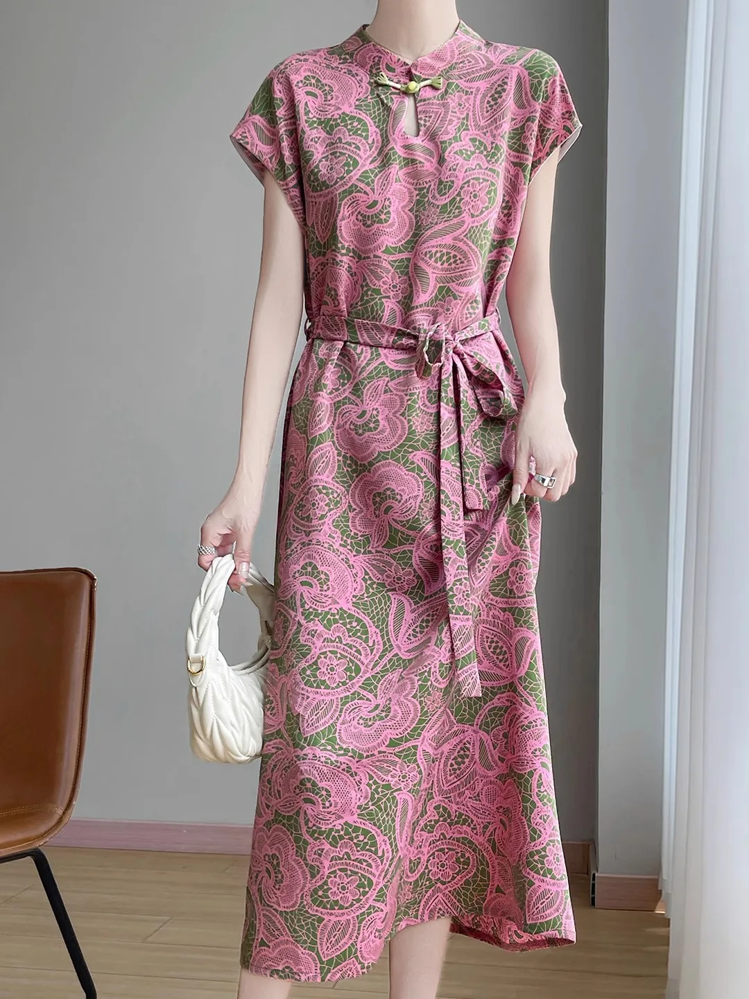 Col montant à imprimé floral ort Sve Long Dr femme modifiée Dr rose imprimé froncé taille bouton détail Su...