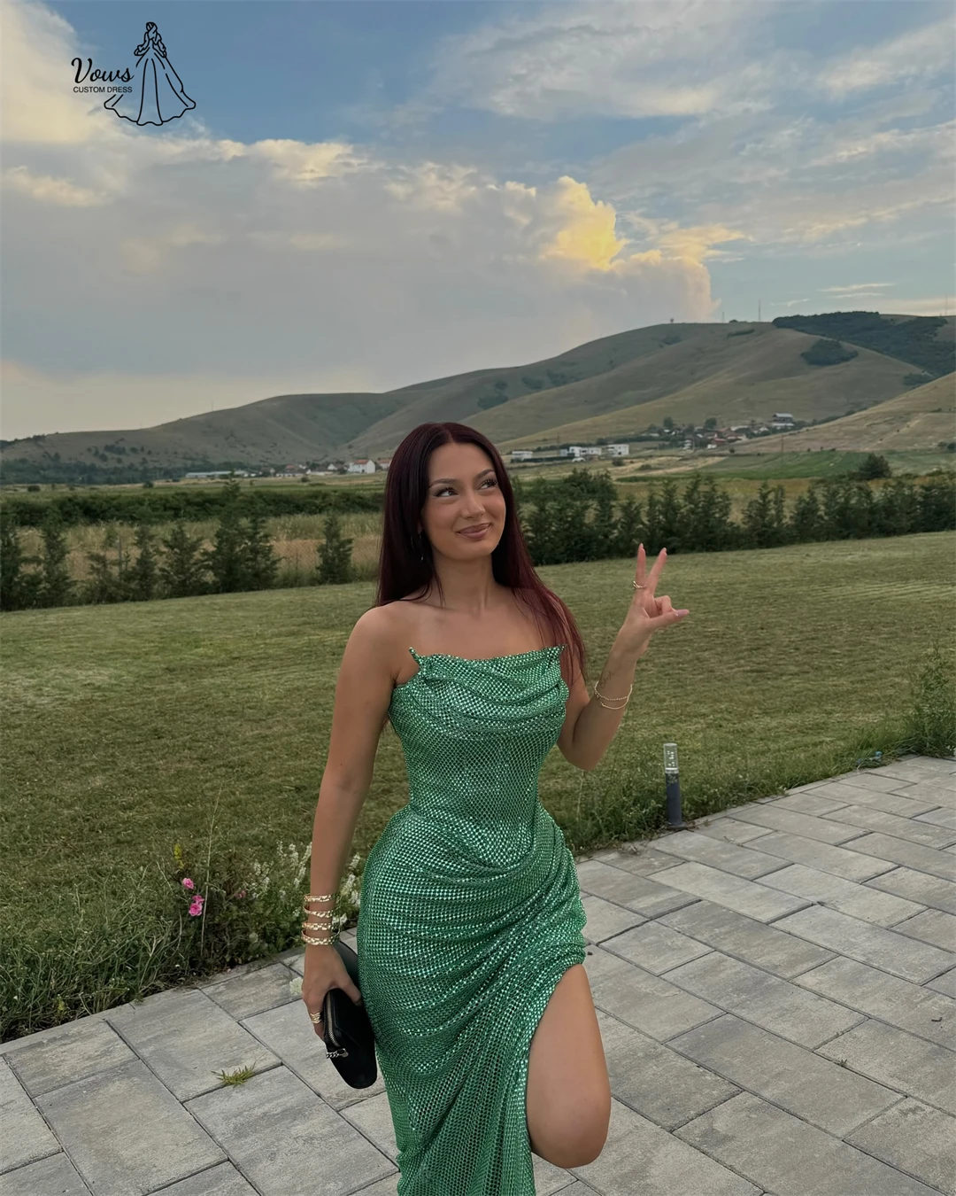 ชุดราตรีเปิดไหล่ทรงหางปลาสำหรับผู้หญิง ดีไซน์หรูหรา เหมาะสำหรับงานพิเศษ พร้อมดีเทลผ่าข้าง