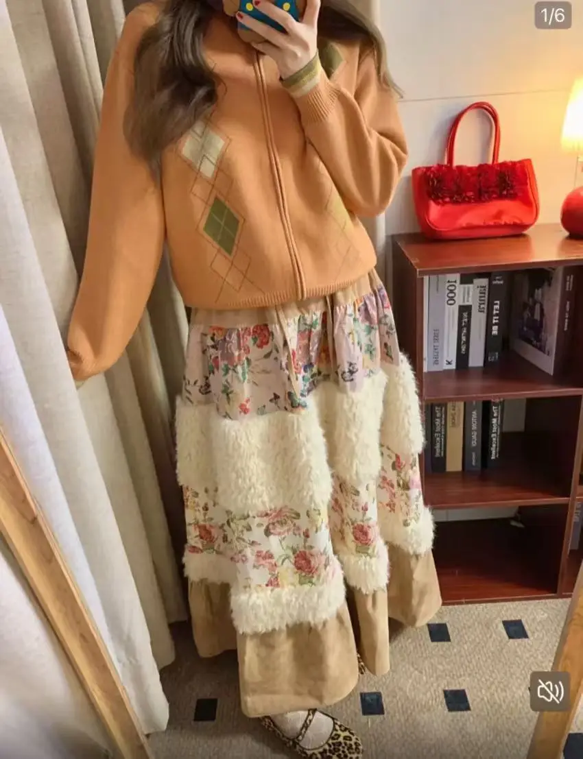 الجديد في شتاء خريف 2025 تنورة طويلة مرقعة من الفرو الصناعي بخصر منسدل للنساء تنانير كلاسيكية متوسطة الطول ملابس نسائية