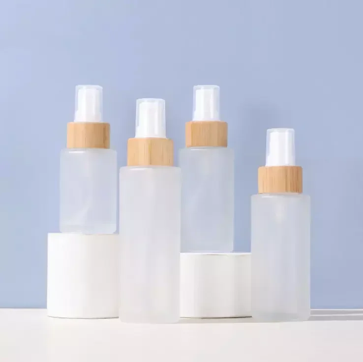 Hot Selling Frosted Glass Fine Mist Spray Bottle with Bamboo Lid 20ml 30ml 50ml 100ml Flat Shoulder Hair Care Serum Toner Pump