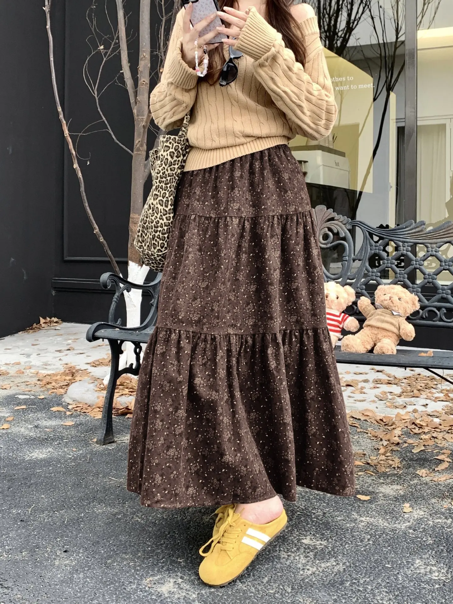 Korean retro floral midi skirt for women in autumn 2025 new high waisted and stylish A-line large swing long skirt