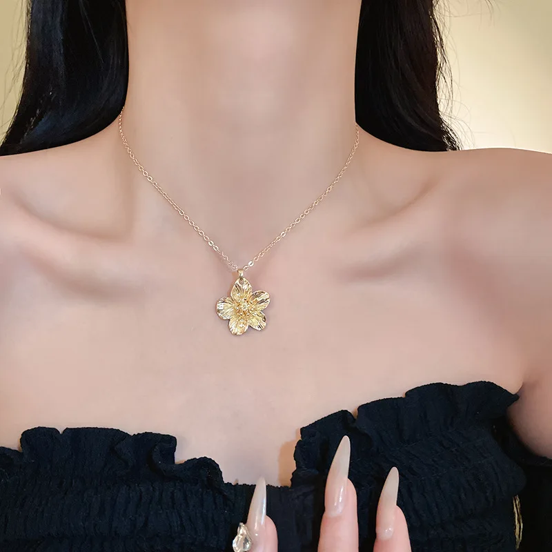 New Fashion Simple Metal Wrinkled Stereoscopic Flowers Pendant Necklace for Women Charm Temperament Clavicle Chain Party Jewelry
