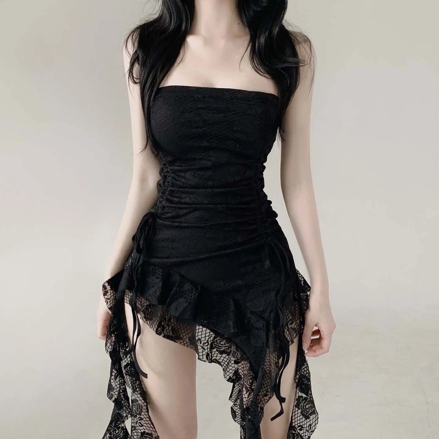 SUCHCUTE Spitzen-Patchwork-Kleid mit asymmetrischem Saum für Damen, schwarz, sexy Tube-Minikleid, Y2k-Sommer-Outfit, ästhetisch, gothisch, elegant