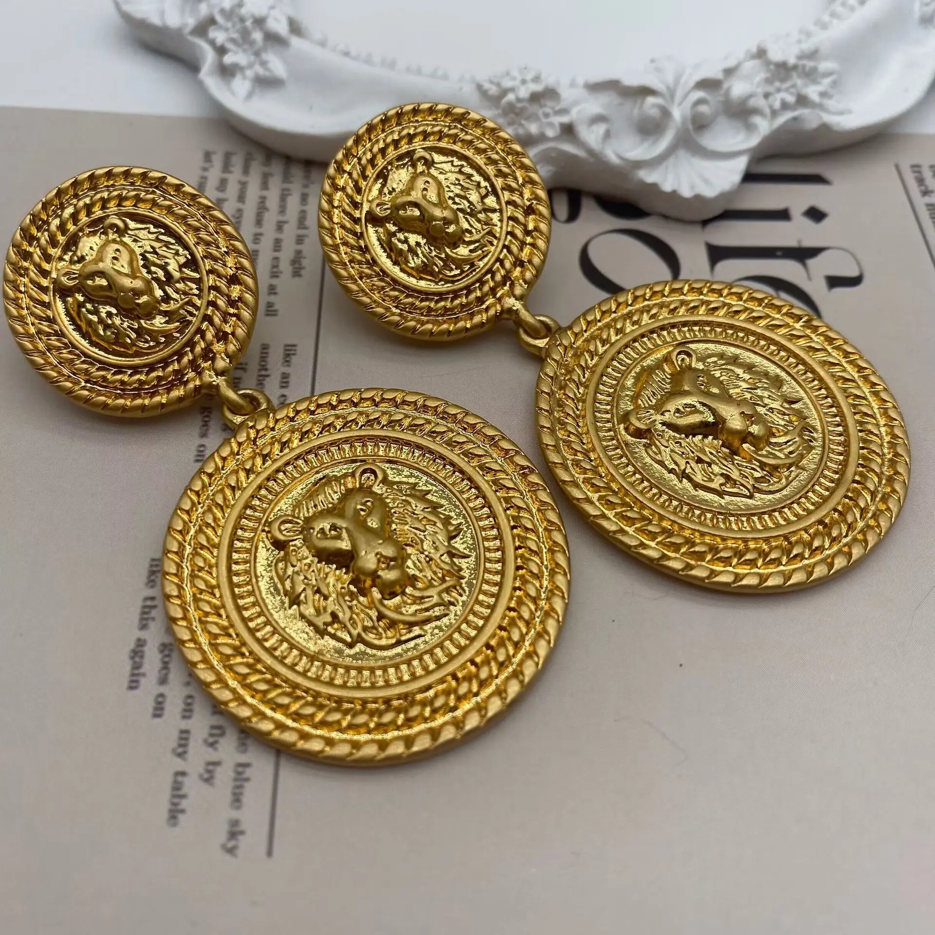 تشينغداو-أقراط رأس الأسد الملك العتيقة في العصور الوسطى ، إبرة ذهبية من الفضة ، مشابك أذن سائدة ، دافئة ، محفورة ، غربية