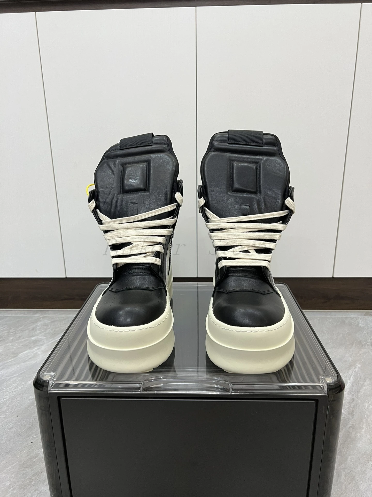 

Черно-белые шнурки из воловьей кожи с перевернутым треугольником и толстой подошвой. Мужские и женские новые модные, износостойкие, классические мягкие ботинки.