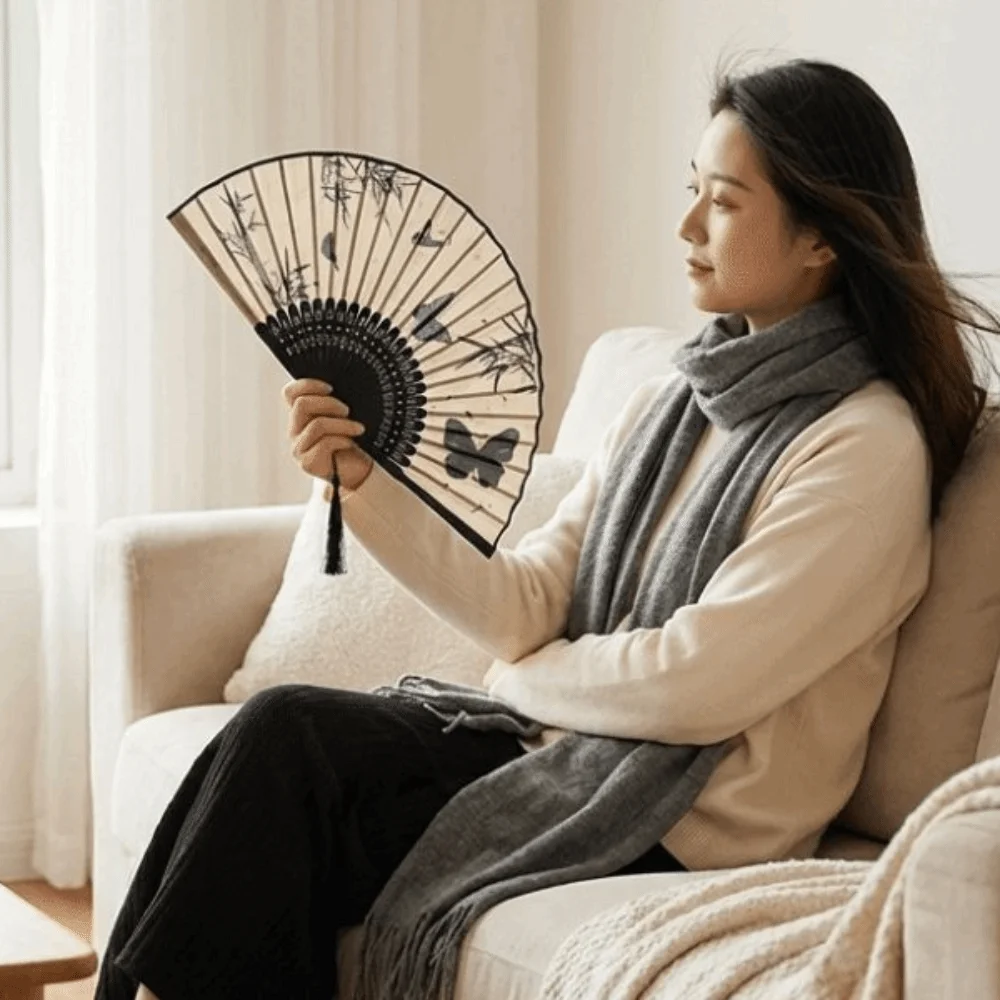 Vintage Silk Folding Fan Wooden Handle Butterfly Print Hand Fold Fan with Tassel Chinese Style Classical Dance Fan Wedding Gifts