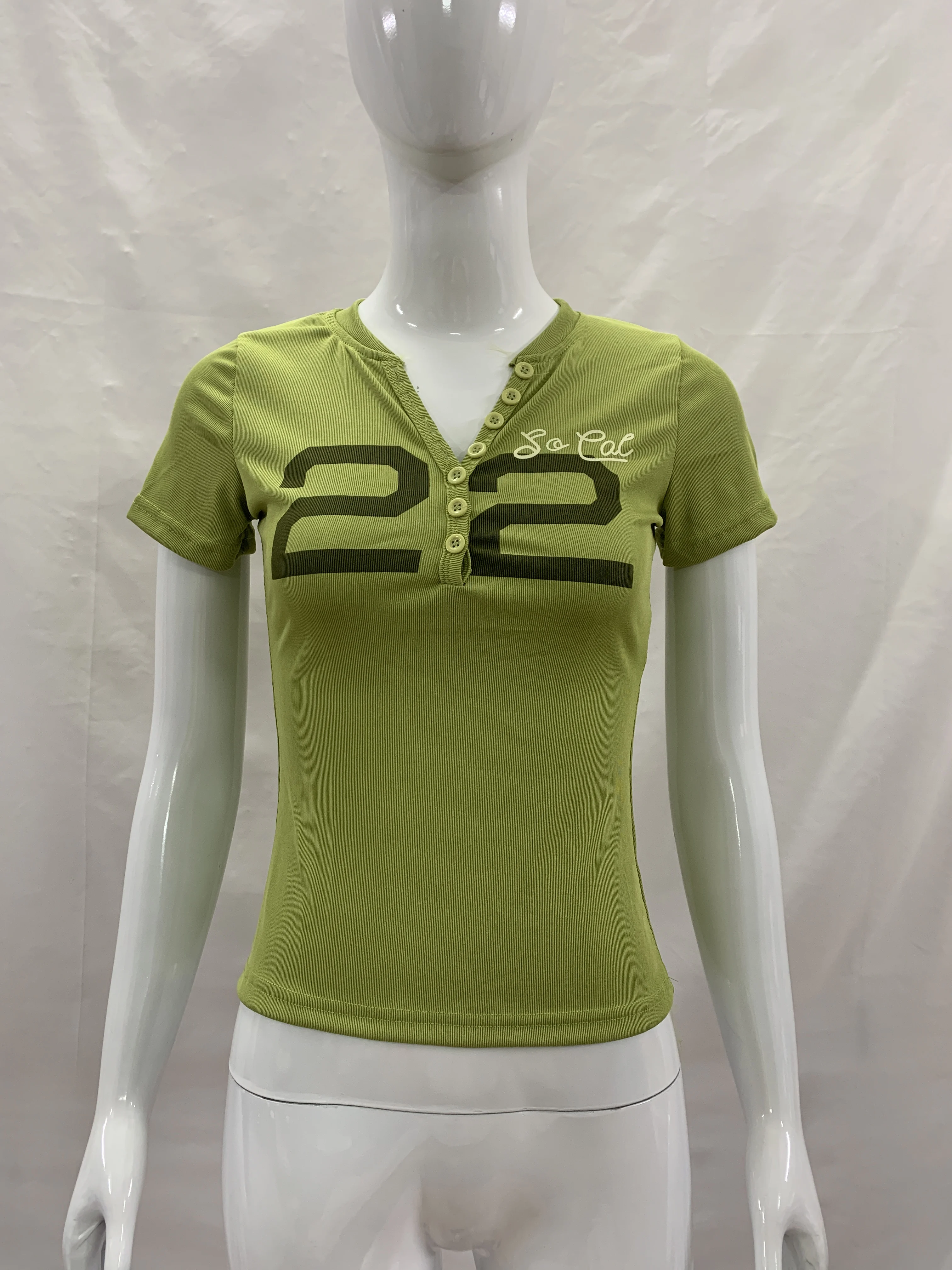 Retro College Style Slim Kurzarm-T-Shirt mit V-Ausschnitt und Knopfdesign, Digitaldruck, kurze Spice Slim Kurzarm-T-Shirt. – Detail 5
