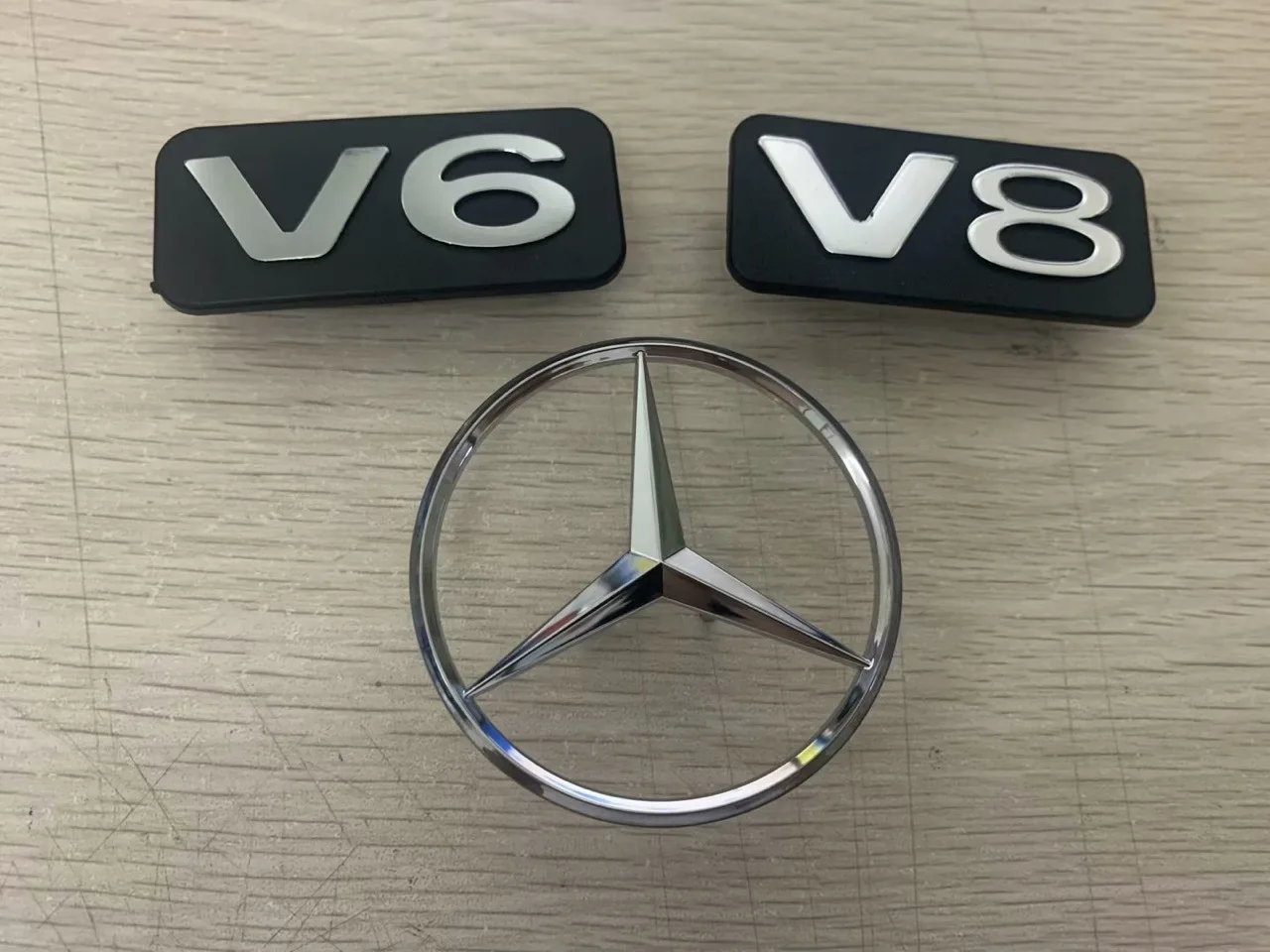 Top Quality V6 V8 Engine Cover Badge Emblem Logo for S350 R350 ML350 GL450 ML500 S500 S550 S SL CLK CL E ML R Class