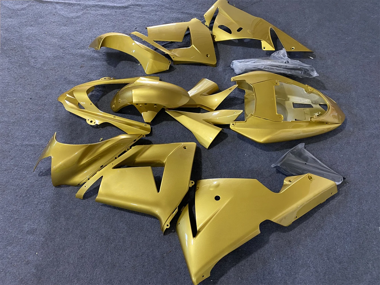 The motorcycle fairing is suitable for the ZX-10R 2004 2005 ZX-10 04 05 fairing and golden motorcycle shell