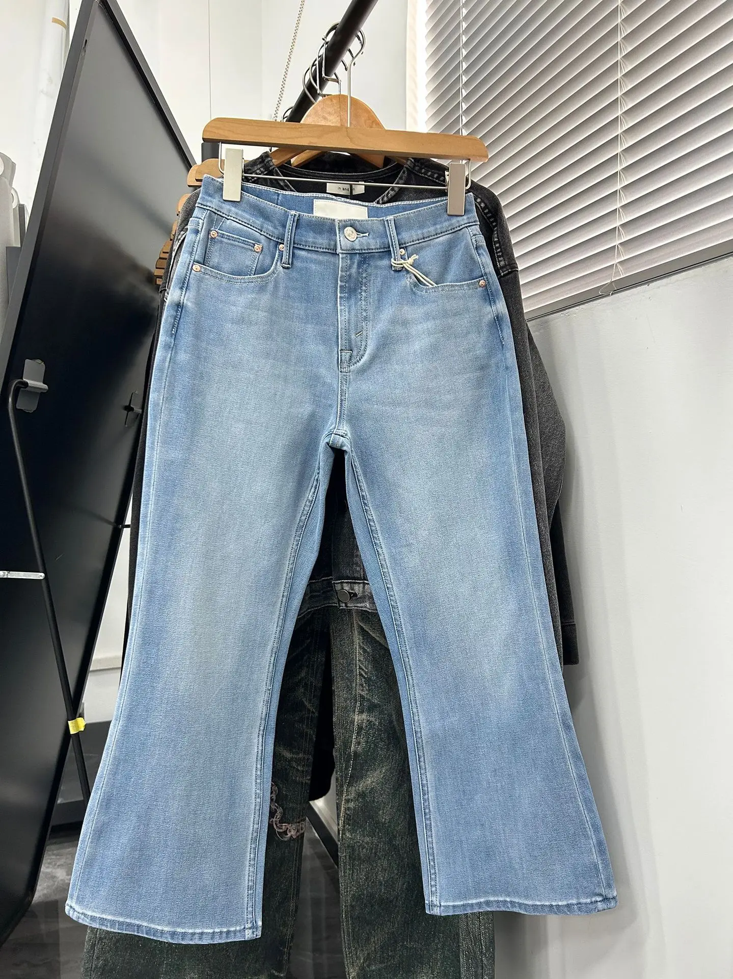 

Women High waisted elastic light blue micro flared cropped jeans