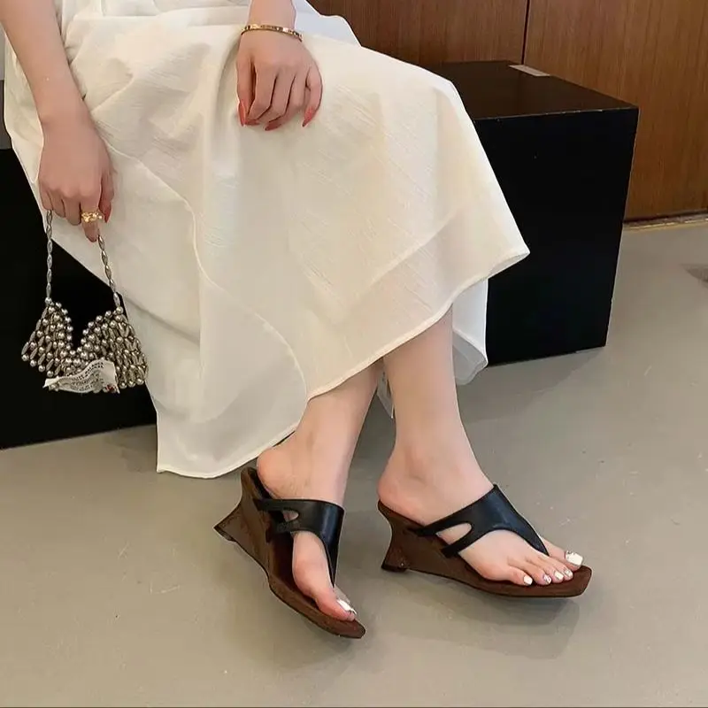 

Woman Flip Flops Sandals Summer Wedges Heels For Women Retro Black Square Toe Slippers 2026 Brown Heels Chunky Shoes