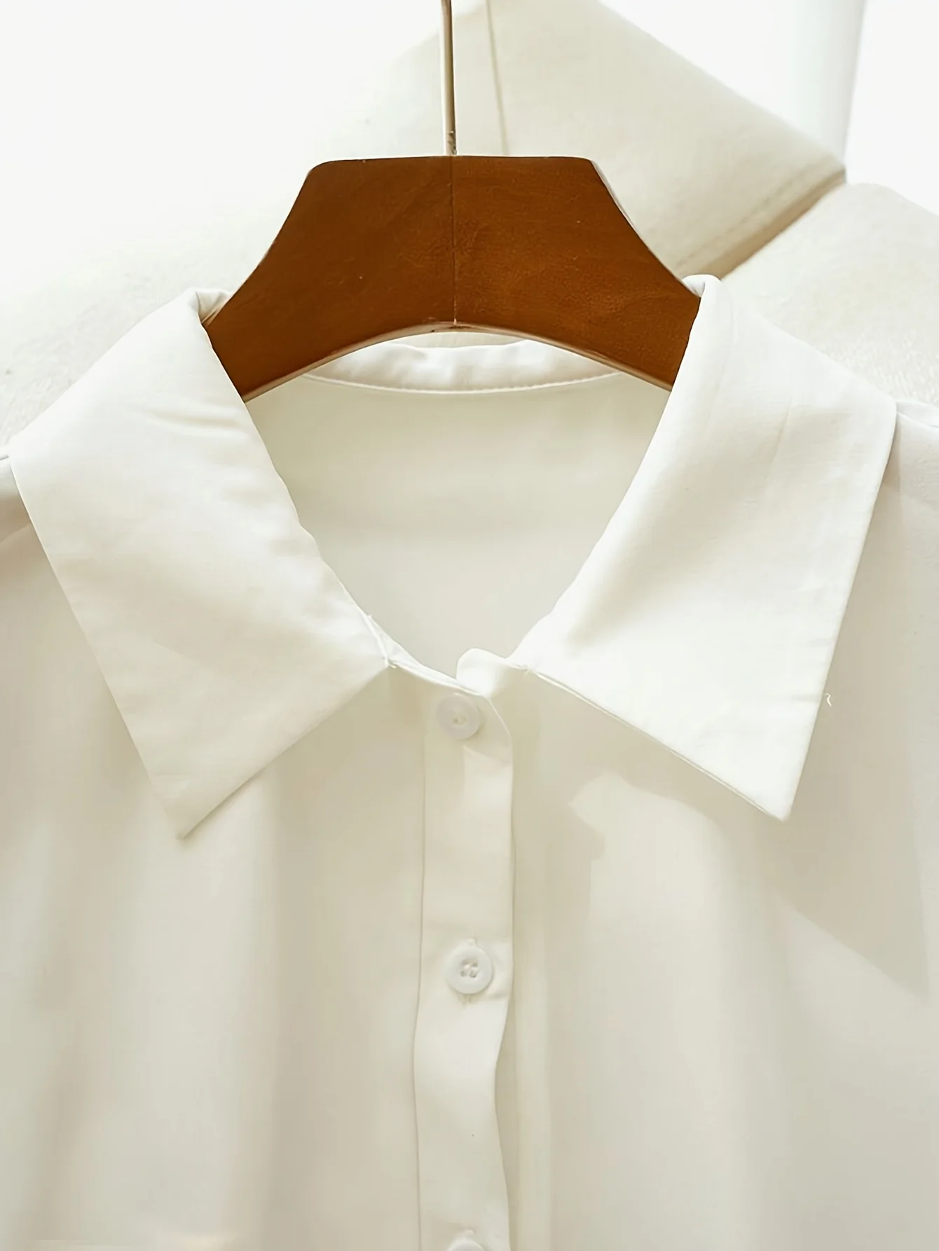 Biała elegancka sukienka koszulowa z kołnierzykiem polo, pasek wyszczuplający, spódnica o średniej długości