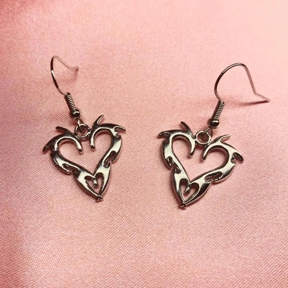 Gothic Creative Sliver Color Metal Flame Heart-shaped Dangle Earrings for Women Halloween Party Personality Jewelry Accessories
