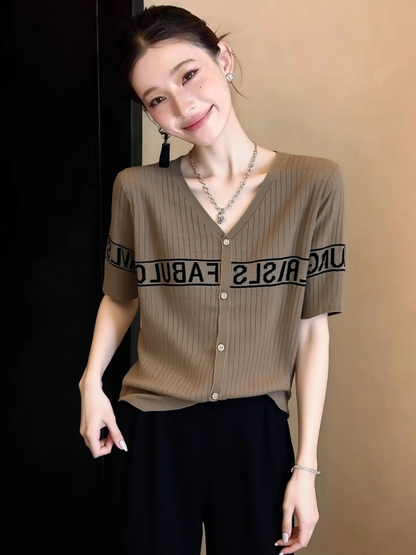

Ele V-Ne ort Sve Knitted T-irt Retro Slim Fit Faion Letter Print Single Button Spring Top for Women