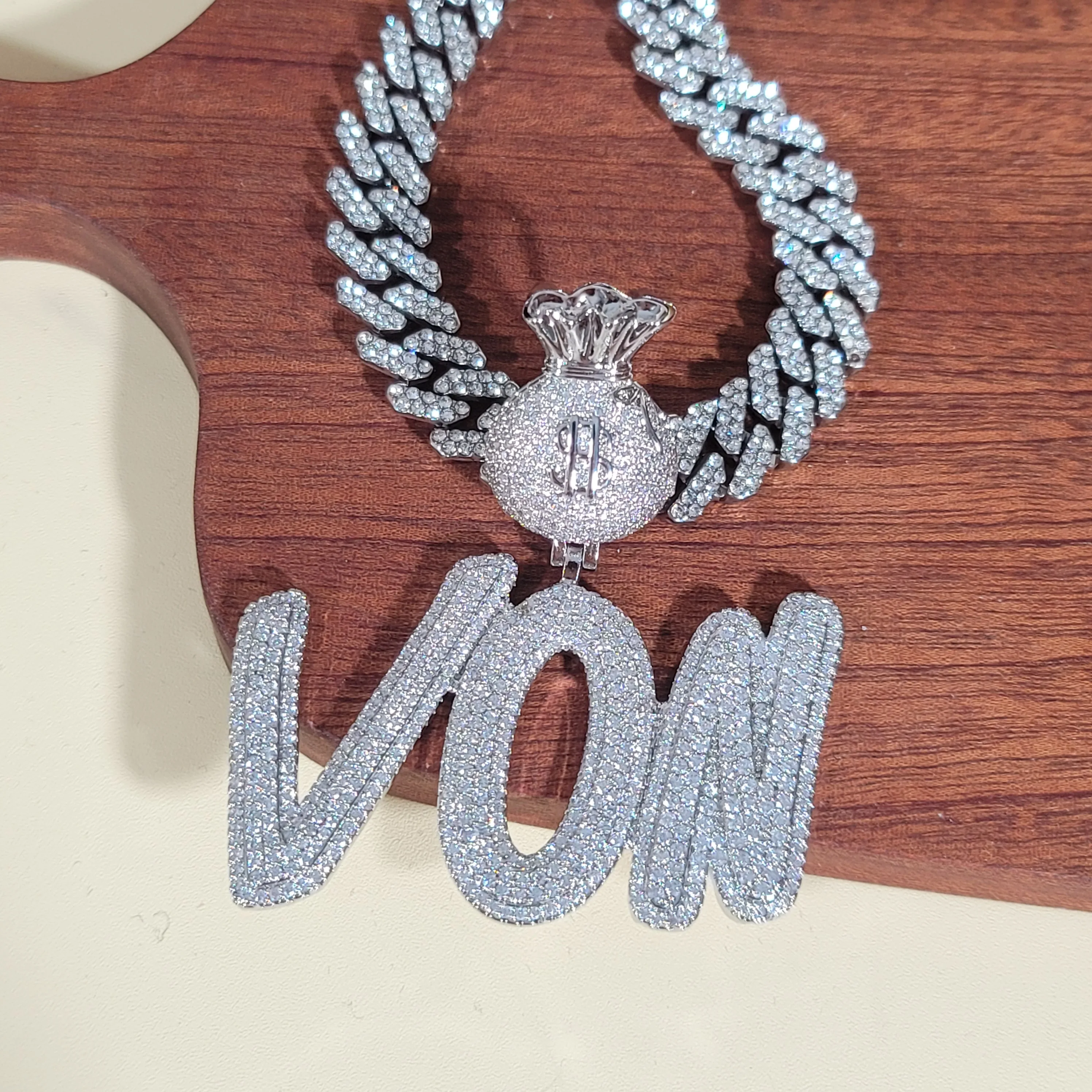 

Цепочка Iced Out на заказ, модная смелая первоначальная подвеска, полный бриллиант, очаровательное ожерелье с буквами, персонализированная сумка для денег, подарки для нее