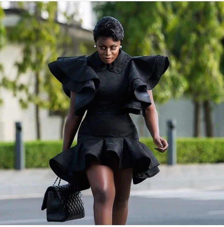 Czarna Krótka Sukienka na Bal z Asymetrycznym Dołem, Marszczona Satyna, Mini Sukienka Wieczorowa za Kolano, Damska Sukienka Formalna na Koktajl