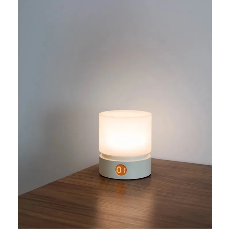 lampe-de-table-led-tendance-avec-veilleuse-rotation-et-minuterie-design-minimaliste