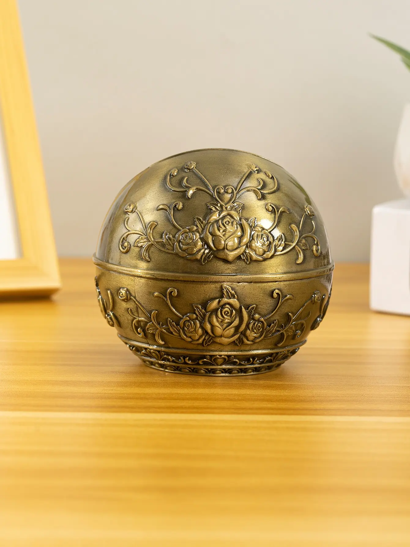 Light luxury high-end home creative trend office spherical ashtray with cover as a gift for friends three-dimensional 3D carved