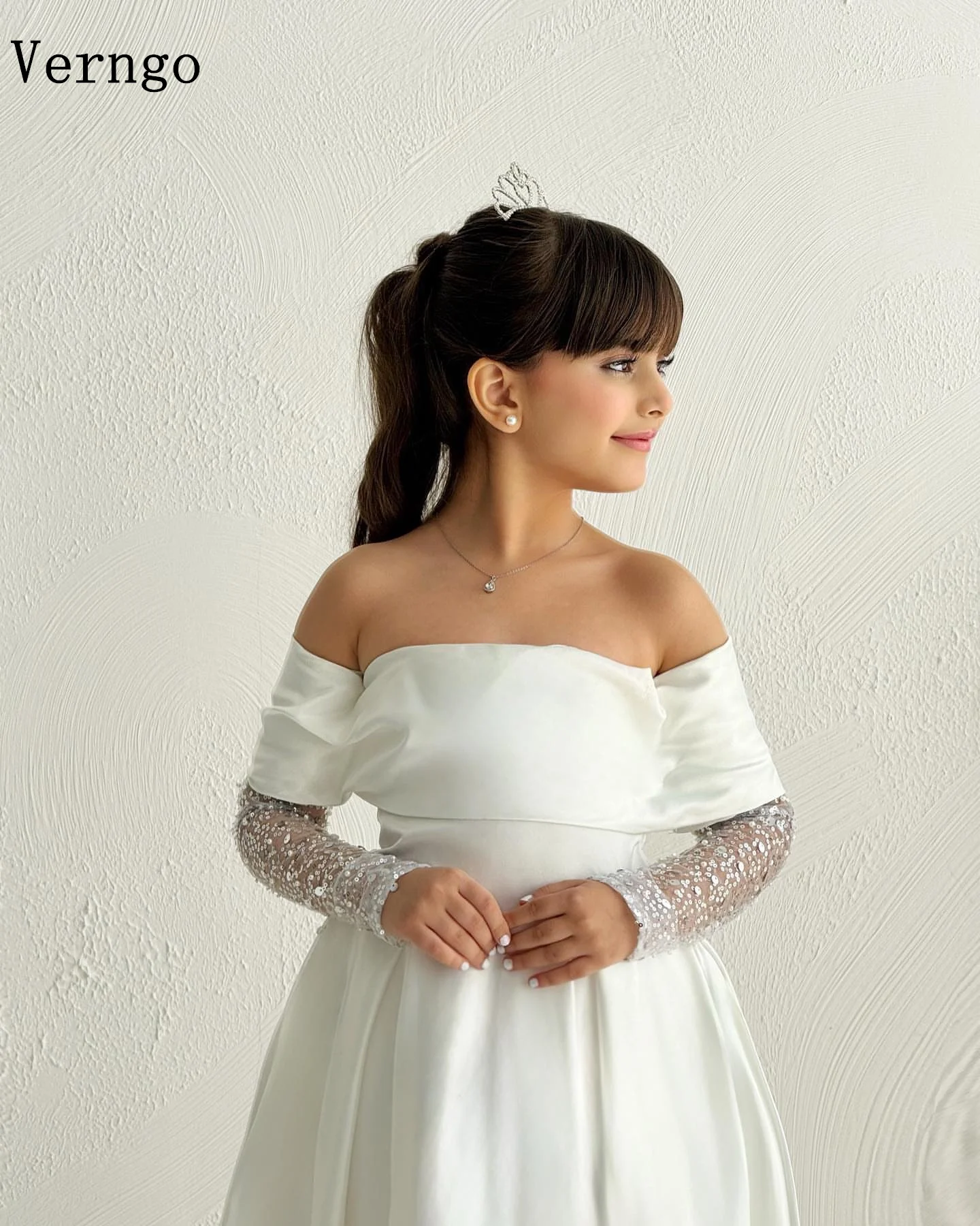 Verngo ivoire Satin fille fleurs robe hors de l'épaule manches longues une ligne robes de fête d'anniversaire enfant robes de bal personnalisé