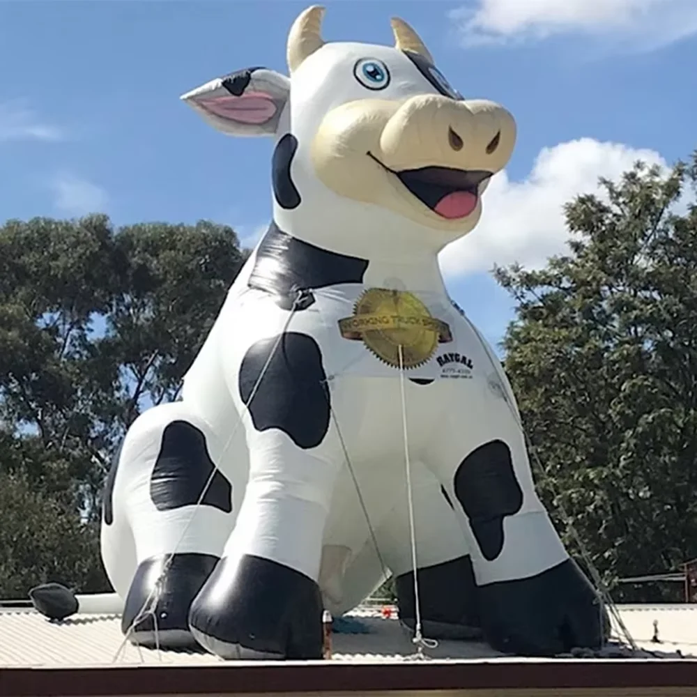 La mascotte gonfiabile del fumetto della mucca da latte gonfiabile gigante su misura fa esplodere il toro del bestiame per la pubblicità di promozione agricola