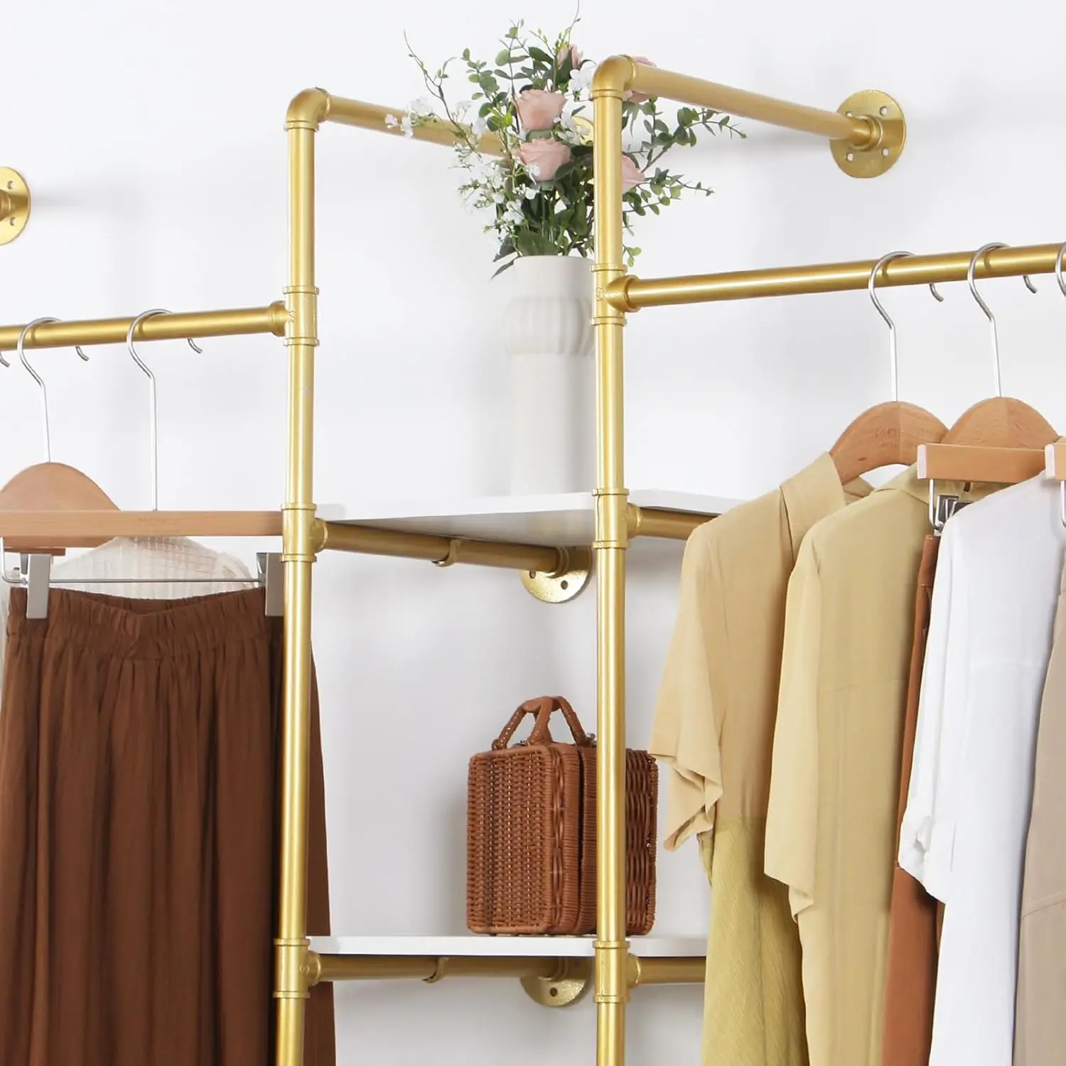 Gold 4-layer wall-mounted wooden clothing rack Retail display Metal clothing rack with hanging rod