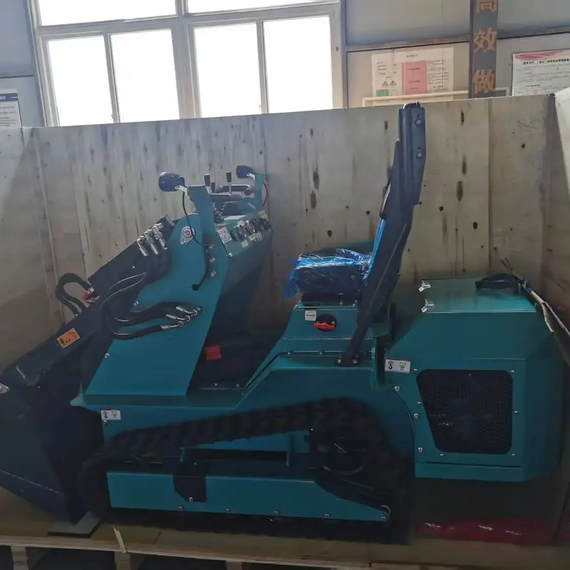 

Мини-раздвижной рулевой погрузчик 3-колесный раздвижной рулевой погрузчик Компактный и мощный, доступная цена