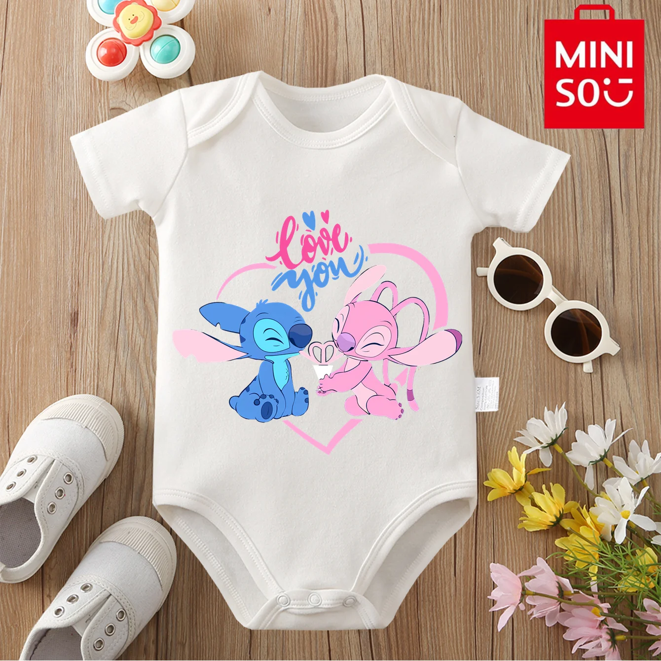 ملابس أطفال قطنية 100% موقعة مشتركة من MINISO & Disney بدلة قطعة واحدة للأطفال مطبوعة على شكل ملاك L لحديثي الولادة من عمر 0 إلى 12 شهرًا #1