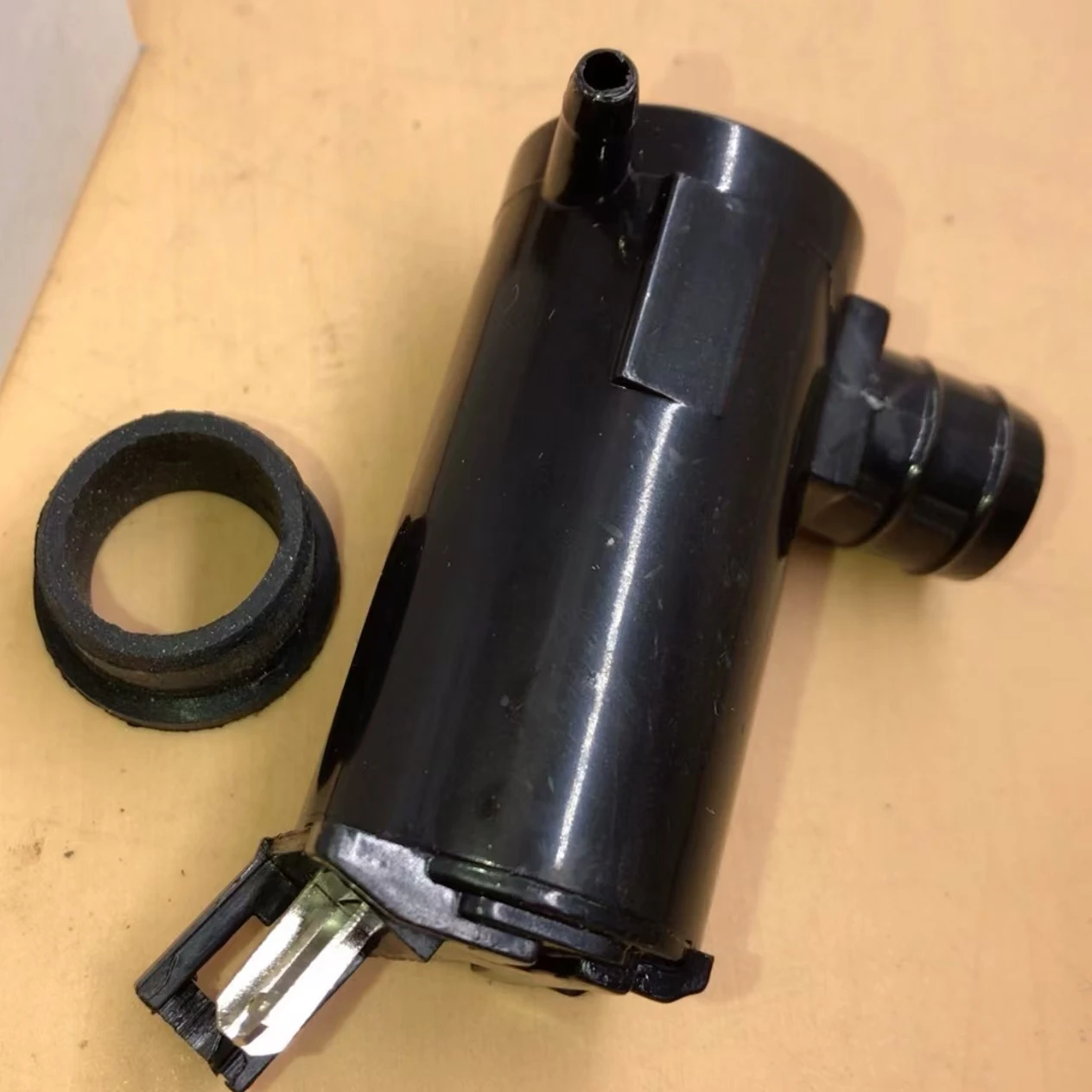 MB358361 เครื่องซักผ้ากระจกหน้ารถสําหรับ Mitsubishi 3000GT Cordia Diamante Eclipse Galantancer Mighty Mirage Montreo Preci