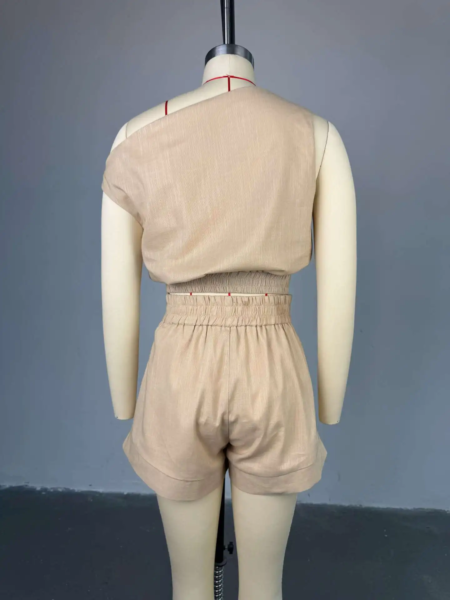 2025 été nouvelle mode femmes kaki couleur unie décontracté à la mode en vrac 2 pièces ensembles Slash cou hauts sans manche jambes larges Shorts