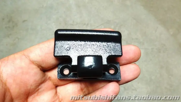 

Замок для центрального подлокотника Mitsubishi Pajero V73V77V93V97V87 Cfa2031